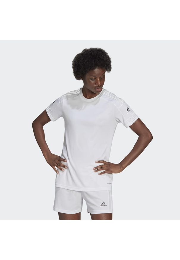 Adidas - Koszulka damska adidas Squadra 21 Jersey. Kolor: czarny, biały, wielokolorowy. Materiał: jersey. Długość rękawa: krótki rękaw. Długość: krótkie. Sport: piłka nożna