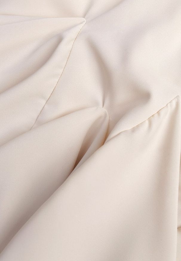 Renee - Beżowa Sukienka z Wiskozą o Rozkloszowanym Kroju z Falbankami i Wiązaniem Meriianes. Okazja: na randkę. Typ kołnierza: kołnierz z falbankami. Kolor: beżowy. Materiał: wiskoza. Styl: elegancki