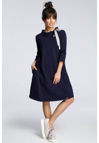 BeWear - Sukienka sportowa bombka oversize z kieszeniami i wiązaniem granat. Okazja: na co dzień. Typ sukienki: bombki, sportowe, oversize. Styl: sportowy