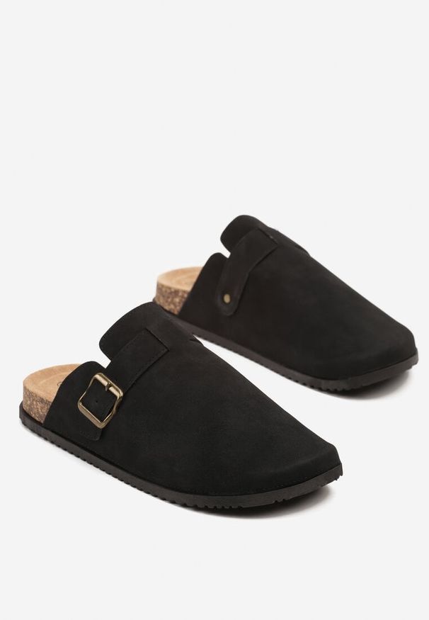 Renee - Czarne Klapki Chodaki Ozdobione Klamrami Uliandora. Okazja: na co dzień. Kolor: czarny. Materiał: jeans. Wzór: aplikacja. Styl: casual