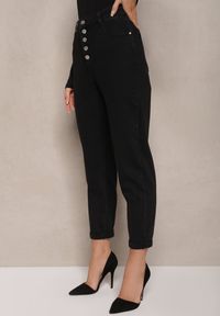 Renee - Czarne Jeansy z Bawełną o Kroju Mom Fit High Waist z Ozdobnymi Guzikami Zinnedia. Okazja: na co dzień. Stan: podwyższony. Kolor: czarny. Styl: casual, elegancki #3