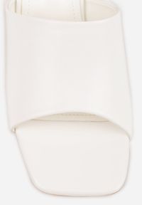 Renee - Białe Eleganckie Klapki na Słupku z Otwartym Noskiem Kwadratowym Hippeis. Okazja: na co dzień. Nosek buta: otwarty. Kolor: biały. Materiał: jeans. Obcas: na słupku. Styl: elegancki. Wysokość obcasa: średni #7