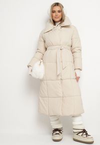 Born2be - Jasnobeżowa Pikowana Kurtka Płaszcz za Kolano z Wiązanym Paskiem Opiedsse. Kolor: beżowy #2