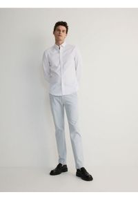 Reserved - Spodnie chino slim fit - jasnoniebieski. Kolor: niebieski. Materiał: bawełna, tkanina