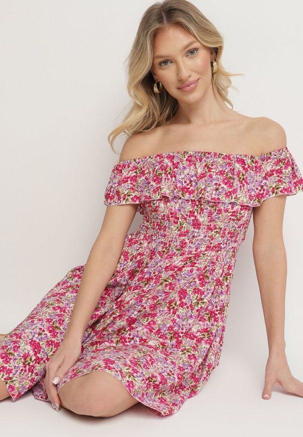 Born2be - Różowa Sukienka z Bawełny Typu Hiszpanka z Falbankami w Kwiaty Aenne. Okazja: na spacer, na imprezę. Typ kołnierza: kołnierz z falbankami, dekolt hiszpanka. Kolor: różowy. Materiał: bawełna. Wzór: kwiaty. Sezon: lato. Styl: elegancki