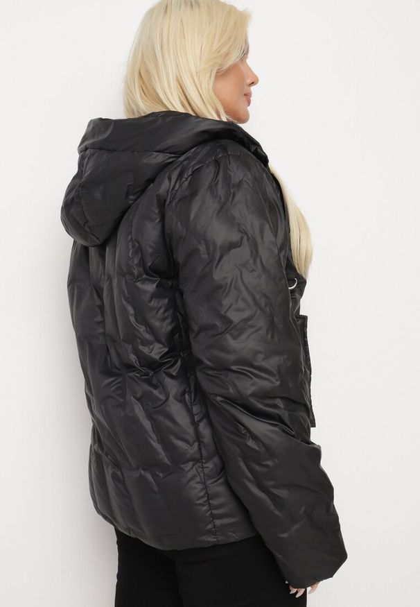 Born2be - Czarna Pikowana Kurtka Wiatrówka z Kapturem i Wsuwanymi Kieszeniami Dairel. Okazja: na co dzień, na spacer. Typ kołnierza: kaptur. Kolekcja: plus size. Kolor: czarny. Materiał: jeans, tkanina. Styl: casual, elegancki