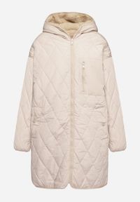 Born2be - Jasnobeżowa Dwustronna Kurtka z Pikowaniem i Futrem o Prostym Kroju z Kapturem Emiriselle. Okazja: na co dzień, do pracy. Typ kołnierza: kaptur. Kolor: beżowy. Materiał: futro. Styl: klasyczny, casual, elegancki #7