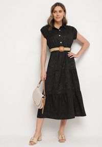 Born2be - Czarna Sukienka Ozdobiona Plecionym Paskiem i Guzikami Filianea. Okazja: na co dzień. Kolor: czarny. Materiał: jeans. Wzór: aplikacja. Styl: elegancki, casual