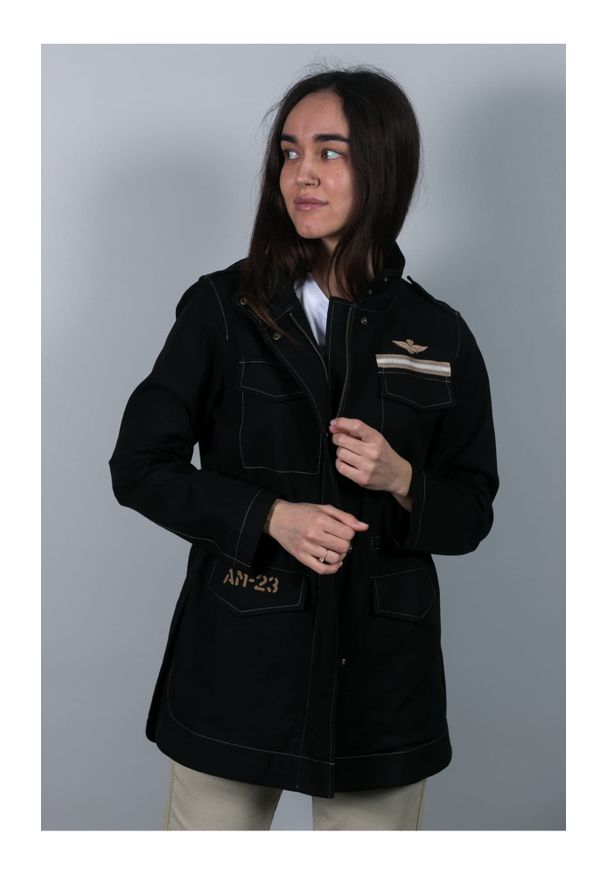 Bawełniana czarna kurtka saharyjska Aeronautica Militare. Kolor: czarny. Materiał: bawełna. Wzór: aplikacja, nadruk. Styl: elegancki, militarny, klasyczny