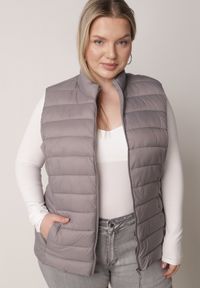 Born2be - Szara Pikowana Kamizelka Przejściowa ze Stójką Edanwen. Typ kołnierza: kołnierzyk stójkowy. Kolekcja: plus size. Kolor: szary. Materiał: jeans, nylon. Styl: klasyczny #4