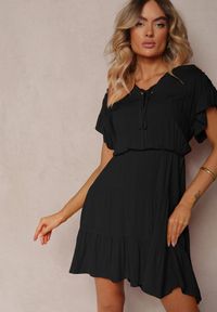 Renee - Czarna Sukienka Wiązana Materiałowym Paskiem z Gumką w Talii i Falbanką Tiamari. Okazja: na imprezę. Kolor: czarny. Materiał: materiał. Długość rękawa: krótki rękaw. Typ sukienki: wyszczuplające. Styl: elegancki #1