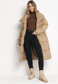 Born2be - Ciemnobeżowa Kurtka Płaszcz Zapinana na Napy Ukryte pod Plisą z Kieszeniami i Paskiem Ritallas. Typ kołnierza: kołnierzyk stójkowy. Kolor: beżowy. Materiał: materiał. Długość: długie. Sezon: zima #5