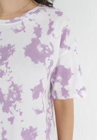 Born2be - Fioletowy T-shirt z Krótkim Rękawem i Wzorem Tie-Dye Kammi. Kolor: fioletowy. Materiał: bawełna. Długość rękawa: krótki rękaw. Długość: krótkie. Wzór: aplikacja