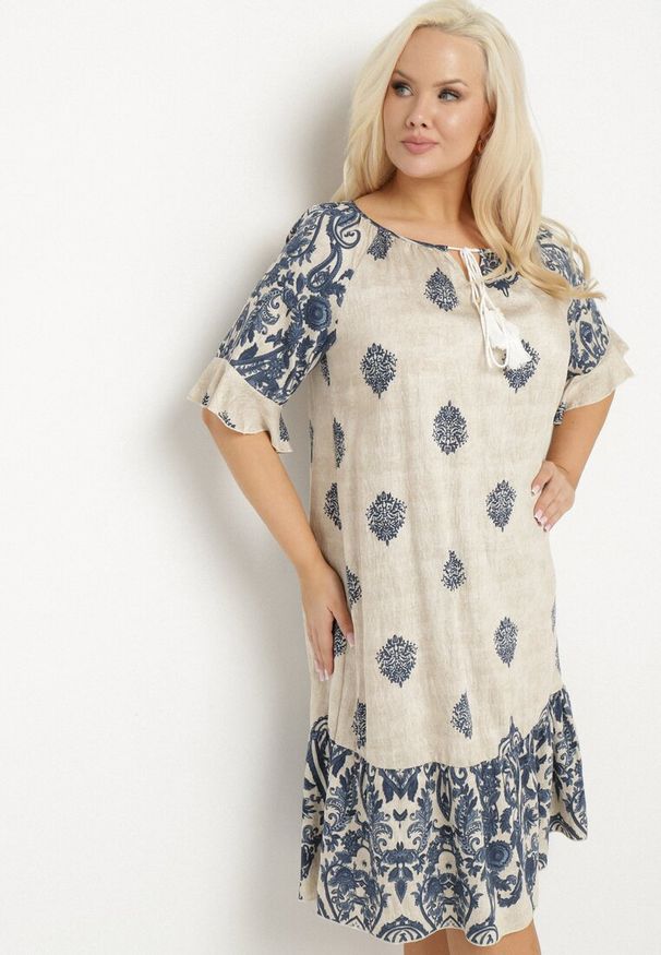 Born2be - Niebieska Wiskozowa Sukienka w Stylu Boho z Frędzlami i Falbankami Korilia. Typ kołnierza: kołnierz z falbankami. Kolor: niebieski. Materiał: wiskoza. Sezon: lato. Styl: boho