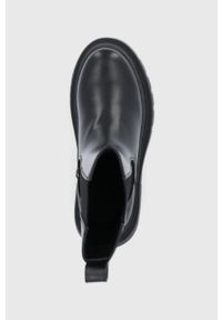 Truffle Collection Sztyblety damskie kolor czarny na płaskim obcasie. Nosek buta: okrągły. Kolor: czarny. Materiał: guma. Obcas: na obcasie. Wysokość obcasa: niski, średni