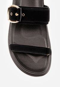 Born2be - Czarne Płaskie Klapki z Imitacji Zamszu z Wyrazistą Klamrą Himemoni. Okazja: na co dzień. Kolor: czarny. Materiał: zamsz. Wzór: paski, haft. Sezon: lato. Styl: boho, wakacyjny, casual #5