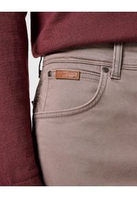 Wrangler - WRANGLER MĘSKIE SPODNIE MATERIAŁOWE TEXAS IRON 112356884 W121017431. Materiał: materiał