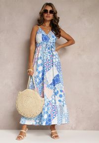 Renee - Niebieska Rozkloszowana Sukienka Maxi na Ramiączkach Aadane. Kolor: niebieski. Długość rękawa: na ramiączkach. Wzór: paski. Sezon: lato. Długość: maxi #1