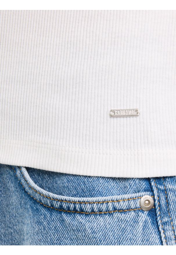 Big-Star - Koszulka damska na ramiączkach z ozdobnymi guzikami biała Messa 100. Typ kołnierza: dekolt w kształcie V. Kolor: biały. Materiał: jeans, materiał, prążkowany. Długość rękawa: na ramiączkach. Sezon: lato. Styl: elegancki