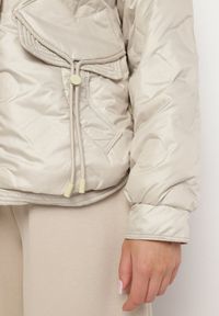 Born2be - Beżowa Kurtka Pikowana w Stylu Cargo o Krótszym Fasonie z Kapturem Varedia. Okazja: na co dzień. Typ kołnierza: kaptur. Kolor: beżowy. Materiał: jeans. Długość rękawa: długi rękaw. Długość: krótkie. Wzór: moro. Styl: klasyczny, casual, militarny, elegancki #7