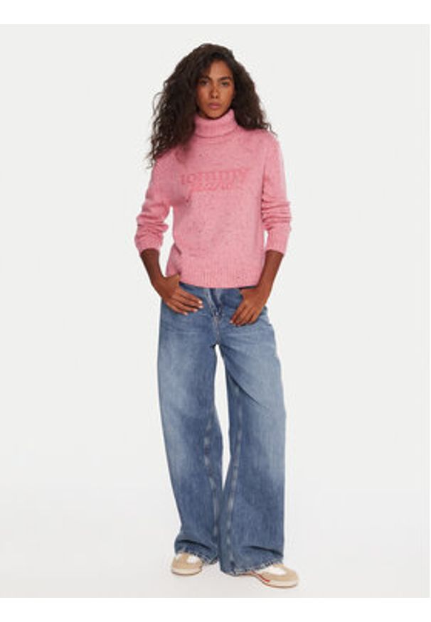 Tommy Jeans Golf DW0DW21687 Różowy Relaxed Fit. Typ kołnierza: golf. Kolor: różowy. Materiał: syntetyk