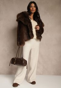 Renee - Jasnobeżowe Szerokie Spodnie Dzianinowe Ozdobione Sznurkami Meretusa. Okazja: do pracy, na co dzień, na spotkanie biznesowe. Stan: podwyższony. Kolor: beżowy. Materiał: dzianina. Wzór: aplikacja. Styl: casual, klasyczny, biznesowy #1