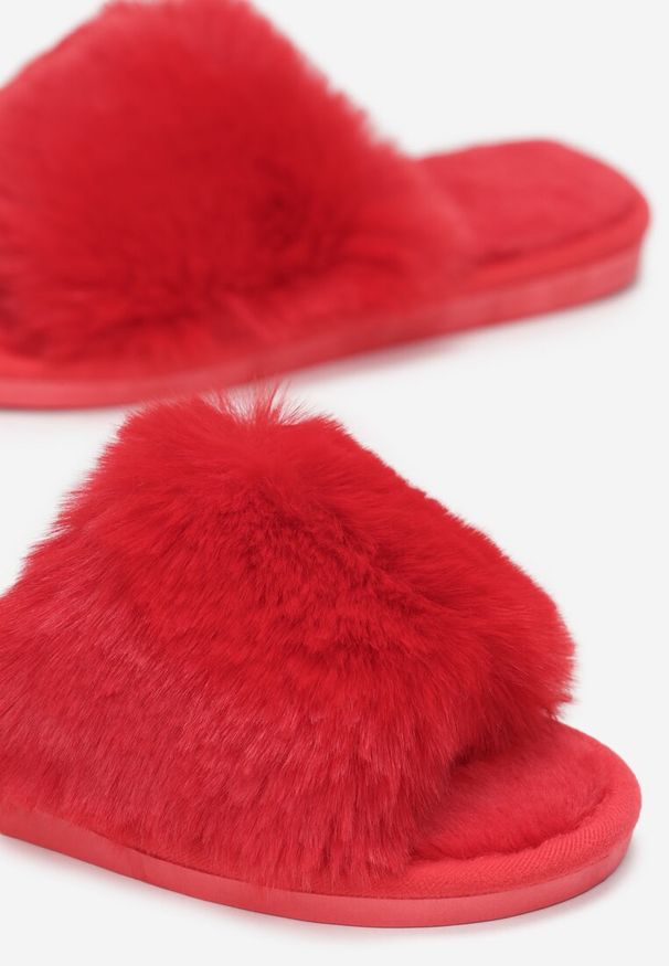 Born2be - Czerwone Kapcie Kharilea. Nosek buta: okrągły. Zapięcie: bez zapięcia. Kolor: czerwony. Materiał: futro, guma. Styl: wakacyjny