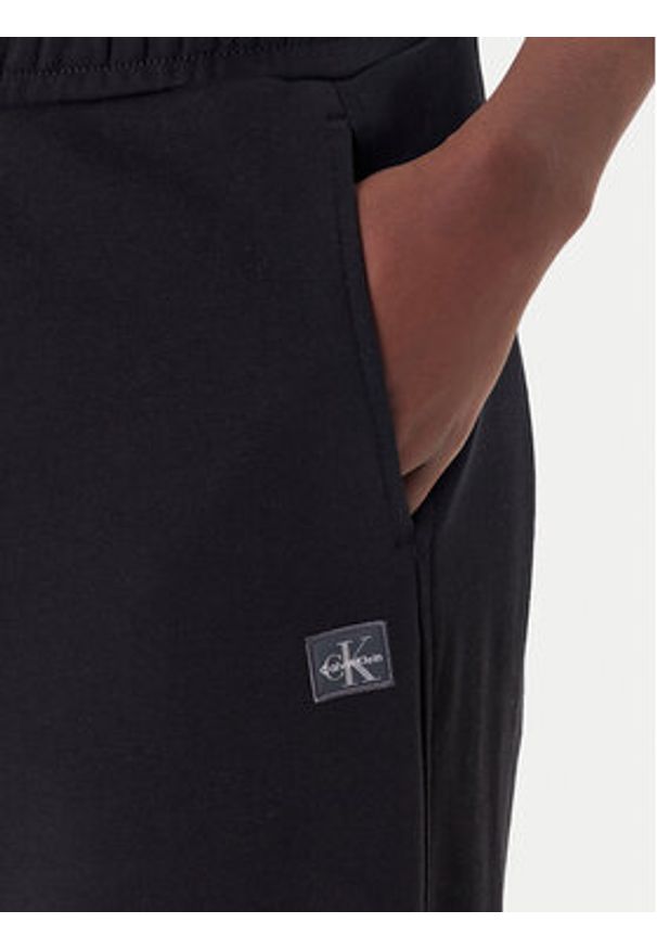 Calvin Klein Jeans Spodnie dresowe LV047C249G Czarny Regular Fit. Kolor: czarny. Materiał: bawełna