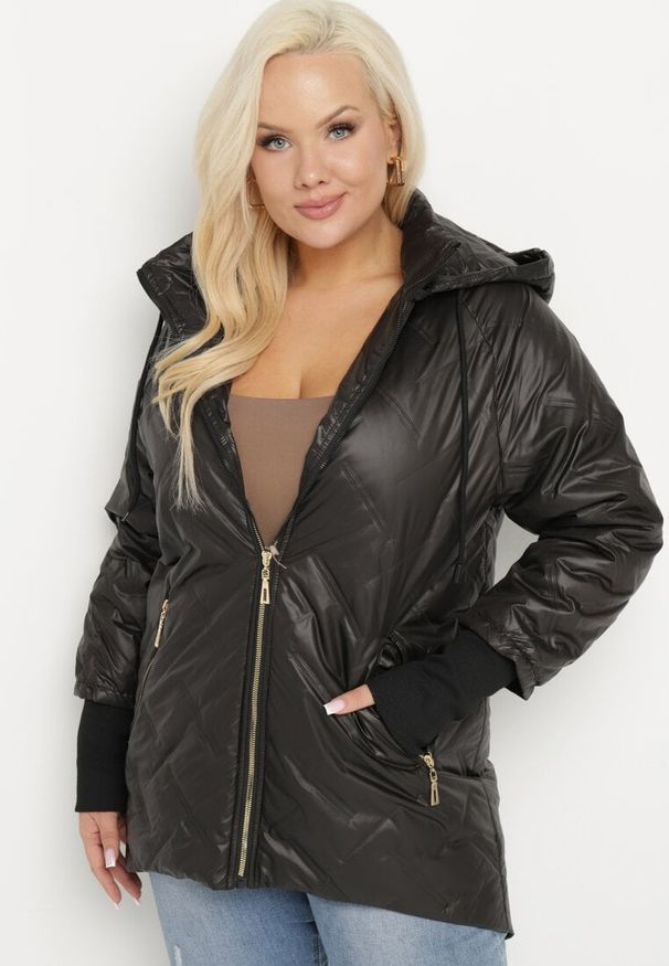 Born2be - Czarna Kurtka Pikowana z Odpinanym Kapturem z Dłuższym Tyłem Rivselia. Okazja: na co dzień. Kolor: czarny. Materiał: tkanina. Długość: długie. Wzór: aplikacja. Sezon: zima. Styl: casual, klasyczny