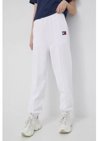 Tommy Jeans spodnie bawełniane kolor biały. Stan: podwyższony. Kolor: biały. Materiał: bawełna. Wzór: gładki