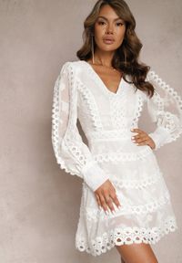 Renee - Biała Haftowana Sukienka Mini z Guzikami i Ażurowymi Wstawkami Albastra. Kolor: biały. Materiał: materiał. Wzór: ażurowy, haft. Styl: boho. Długość: mini