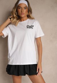 Renee - Biało-Fioletowy T-shirt z Bawełny Ozdobiony Nadrukiem Adneria. Okazja: na co dzień. Kolor: biały. Materiał: bawełna. Wzór: aplikacja, nadruk. Styl: casual