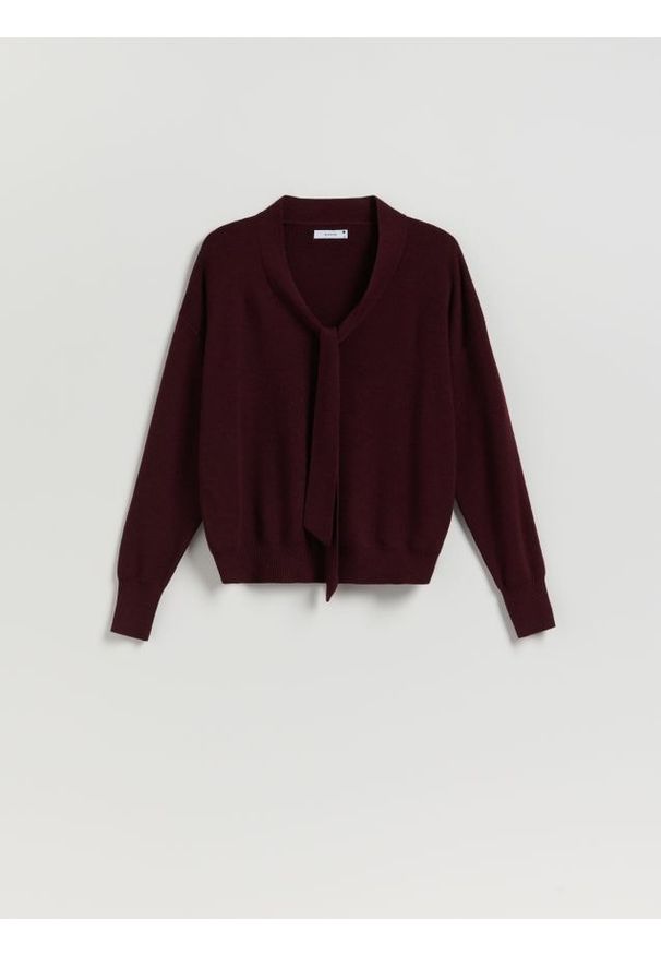 Reserved - Sweter z ozdobnym wiązaniem - bordowy. Kolor: czerwony. Materiał: wełna, dzianina