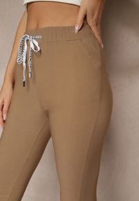 Renee - Ciemnobeżowe Spodnie z Bawełną i Sznurowaniem Purrena. Okazja: na co dzień. Kolor: beżowy. Materiał: bawełna. Styl: elegancki, casual #3