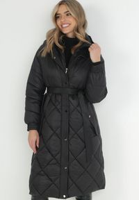 Born2be - Czarna Kurtka za Kolano Pikowana z Wiązanym Paskiem Claze. Kolor: czarny. Materiał: materiał. Sezon: zima #6