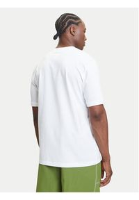 Adidas - adidas T-Shirt adicolor 2000s Cali JX1515 Biały Loose Fit. Kolor: biały. Materiał: bawełna #5