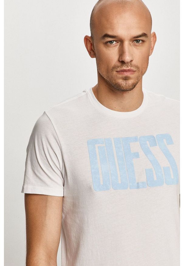 Guess - T-shirt. Okazja: na co dzień. Kolor: biały. Wzór: nadruk. Styl: casual