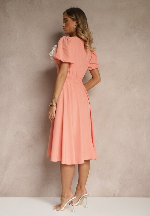 Renee - Różowa Rozkloszowana Sukienka Vices Ozdobiona Odpinanym Kwiatem 3D Koleira. Okazja: na co dzień. Kolor: różowy. Wzór: aplikacja, kwiaty. Styl: klasyczny, casual