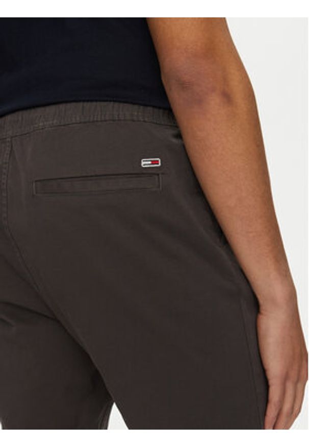 Tommy Jeans Joggery Austin DM0DM20283 Szary Slim Fit. Kolor: szary. Materiał: bawełna