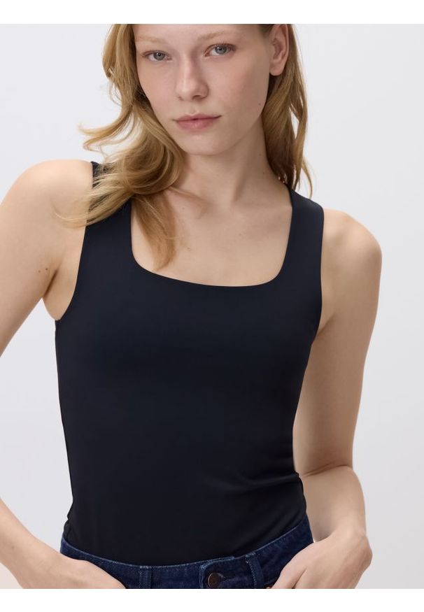 Reserved - Gładki top - czarny. Kolor: czarny. Materiał: dzianina. Wzór: gładki