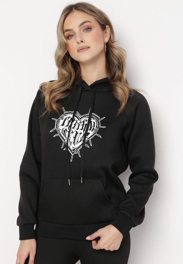 Born2be - Czarna Bluza z Kapturem i Nadrukiem oraz Ściągaczami Sitta. Typ kołnierza: kaptur. Kolor: czarny. Wzór: nadruk