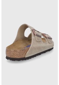 Birkenstock klapki skórzane Arizona SFB 552811 męskie kolor beżowy. Kolor: beżowy. Materiał: skóra. Wzór: gładki. Obcas: na obcasie. Wysokość obcasa: niski #5