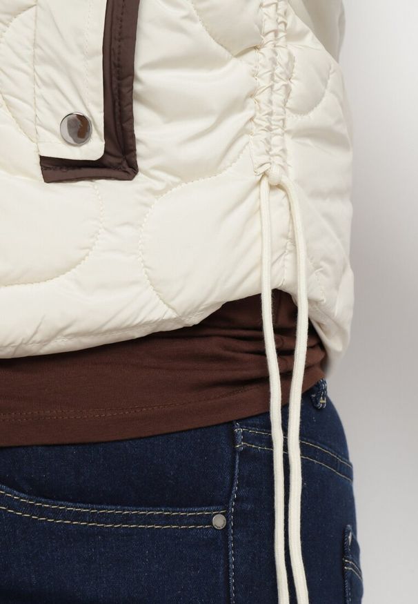 Born2be - Jasnobeżowa Kurtka Krótka z Pikowaniem i Odpinanym Kapturem Taraes. Okazja: na co dzień. Kolekcja: plus size. Kolor: beżowy. Materiał: jeans. Długość: krótkie. Styl: casual, elegancki