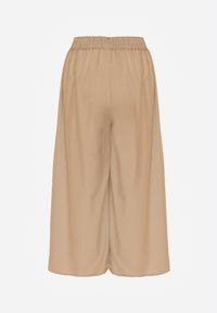 Renee - Beżowe Spodnie High Waist z Szerokimi Nogawkami z Wiskozą Wykończone Gumką w Talii Crisantas. Okazja: na co dzień, na spotkanie biznesowe, na spacer. Stan: podwyższony. Kolor: beżowy. Materiał: wiskoza. Styl: casual, biznesowy, elegancki #4