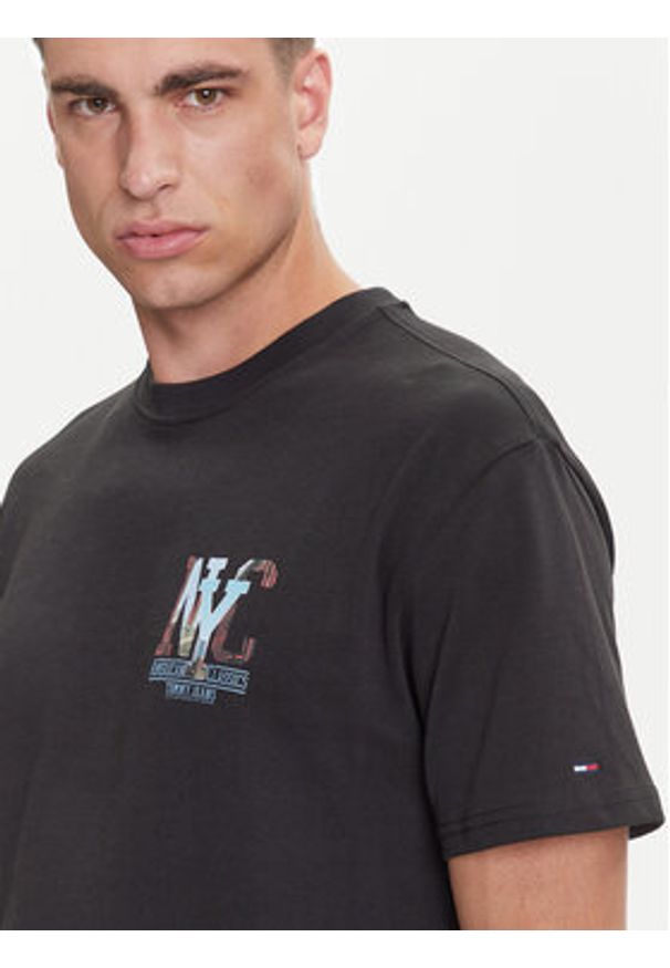 Tommy Jeans T-Shirt Novelty DM0DM21831 Szary Relaxed Fit. Kolor: szary. Materiał: bawełna