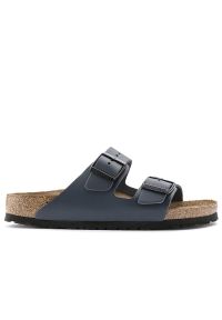 Klapki Birkenstock Arizona 51151 - granatowe. Okazja: na co dzień. Zapięcie: pasek. Kolor: niebieski. Materiał: welur, skóra. Szerokość cholewki: normalna. Wzór: paski. Sezon: lato