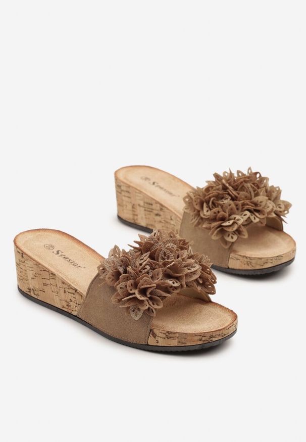 Born2be - Ciemnobeżowe Klapki na Koturnie z Kwiatami 3D Zariva. Kolor: beżowy. Materiał: jeans. Wzór: kwiaty. Sezon: lato. Obcas: na koturnie. Styl: elegancki