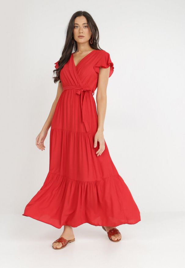 Born2be - Czerwona Sukienka Cephemus. Kolor: czerwony. Materiał: materiał. Wzór: gładki, jednolity. Sezon: lato. Typ sukienki: kopertowe, rozkloszowane. Styl: wakacyjny. Długość: maxi