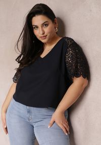 Renee - Granatowa Bluzka z Krótkimi Koronkowymi Rękawami i Wstawką na Plecach Emmari. Kolekcja: plus size. Kolor: niebieski. Materiał: koronka. Długość: krótkie. Styl: elegancki #2