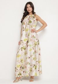 Born2be - Zielona Satynowa Sukienka w Kwiaty Fenaresia. Okazja: na co dzień, na spacer. Kolor: zielony. Materiał: satyna. Długość rękawa: na ramiączkach. Wzór: kwiaty. Sezon: lato. Typ sukienki: proste. Styl: casual, elegancki #1